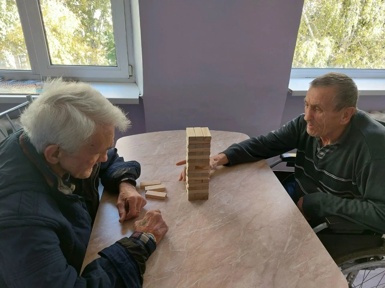 Получатели социальных услуг дома-интерната очень полюбили игру «Сорви башню». Сегодня с...
