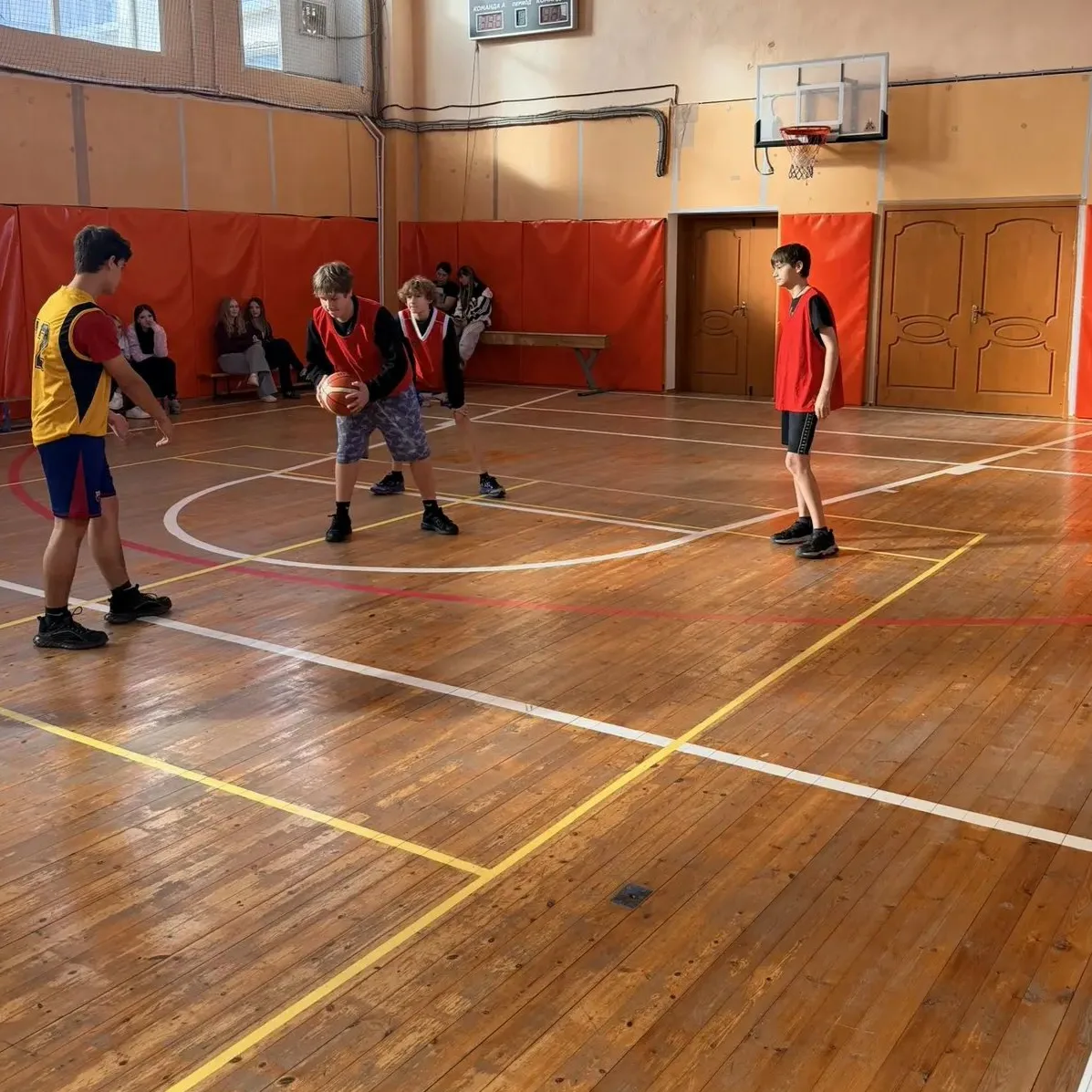 🏀 Спортивный зал превратился в настоящую арену: свисток, стремительные рывки, точные п...
