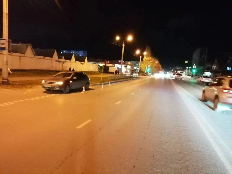 В Нижневартовске пьяный велосипедист попал под колеса автомобиля. Авария произошла вече...