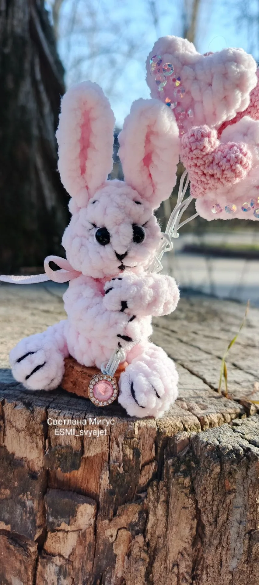 Невероятно нежный и милый зайчик с охапкой сердечек 🥰