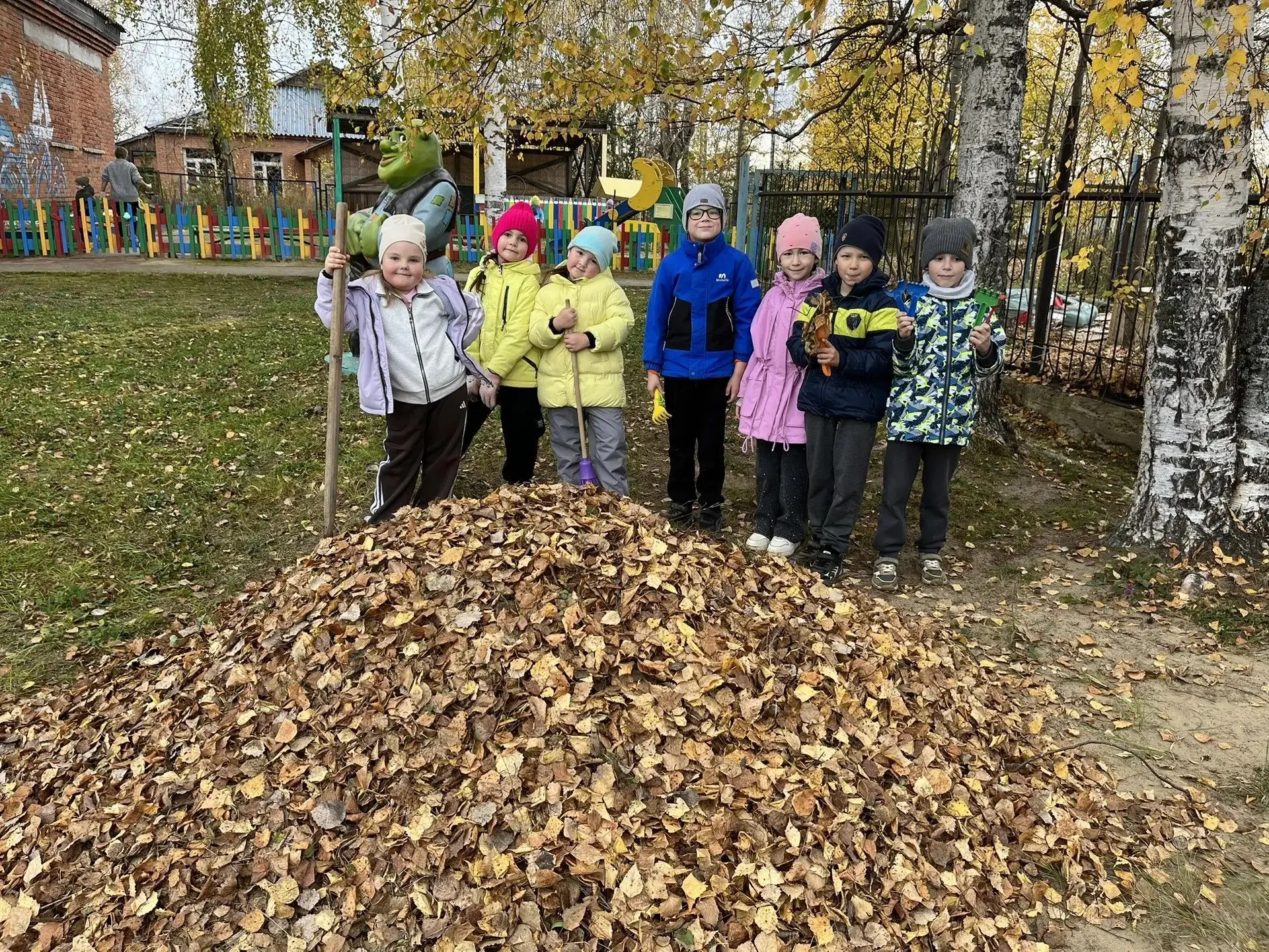 🍂 Осенний переполох в группе «Дельфинчики»: от уборки до вернисажа! 🍁