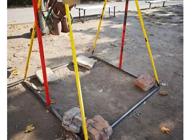 ❗️ Качели держат кирпичи: ростовчане ужаснулись состоянием детской площадки на Северном