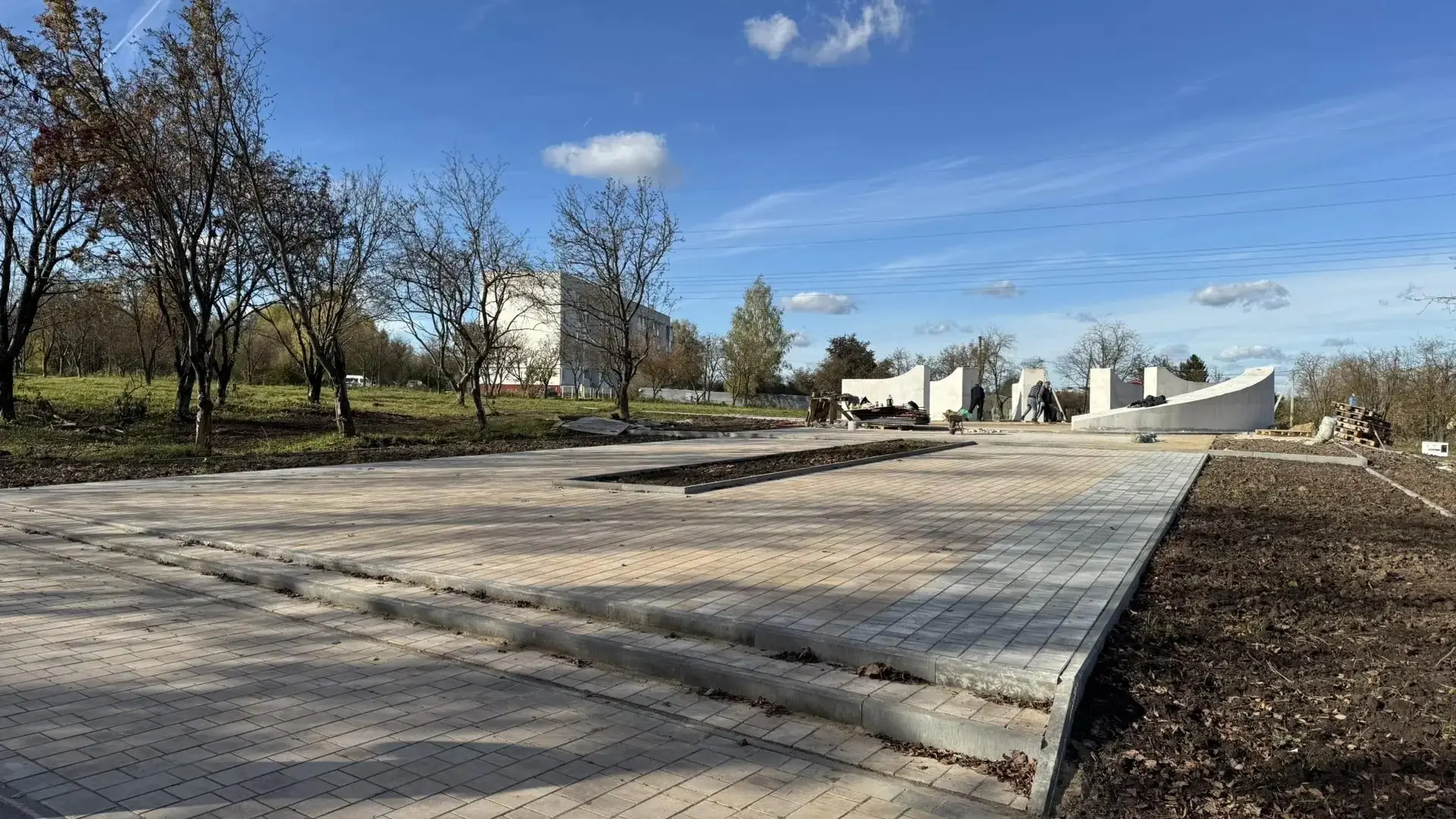 В парке «Рябиновая Роща» продолжается установка мемориального комплекса.