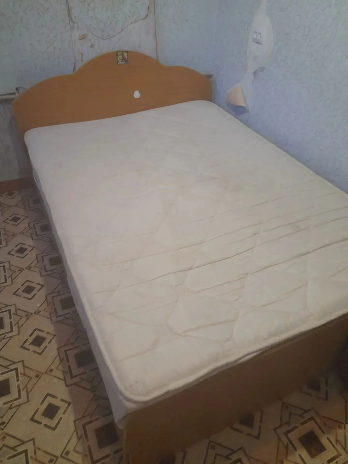 Продам кровать 2х спальню с матрасом в хорошем состоянии, матрас не продавлен, 3000р,са...