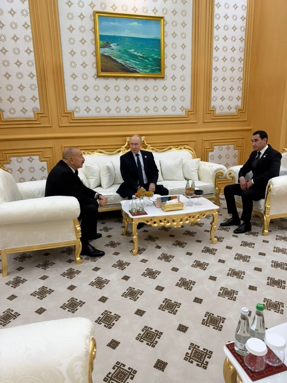 Путин, Алиев и Бердымухамедов пообщались на саммите СНГ в Туркменистане.