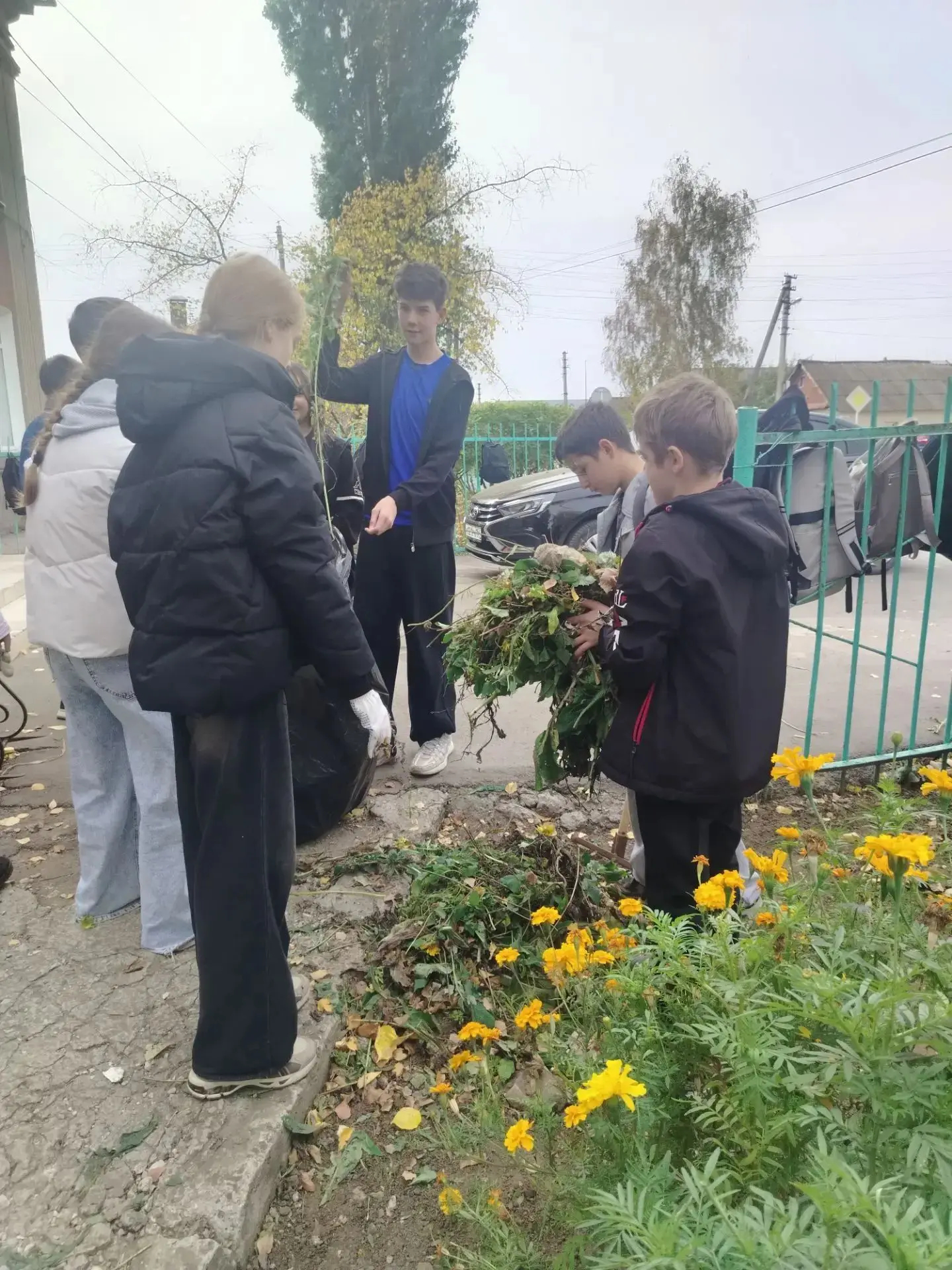❗Лицеисты приняли участие в субботнике и привели в порядок территорию, прилегающую к шк...