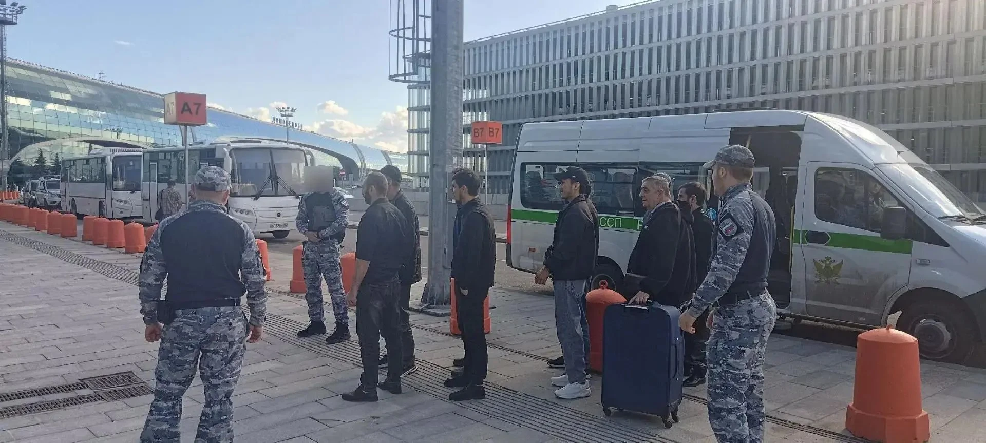 👋Домой: судебные приставы отправили на родину 431 нелегального мигранта из Тульской об...