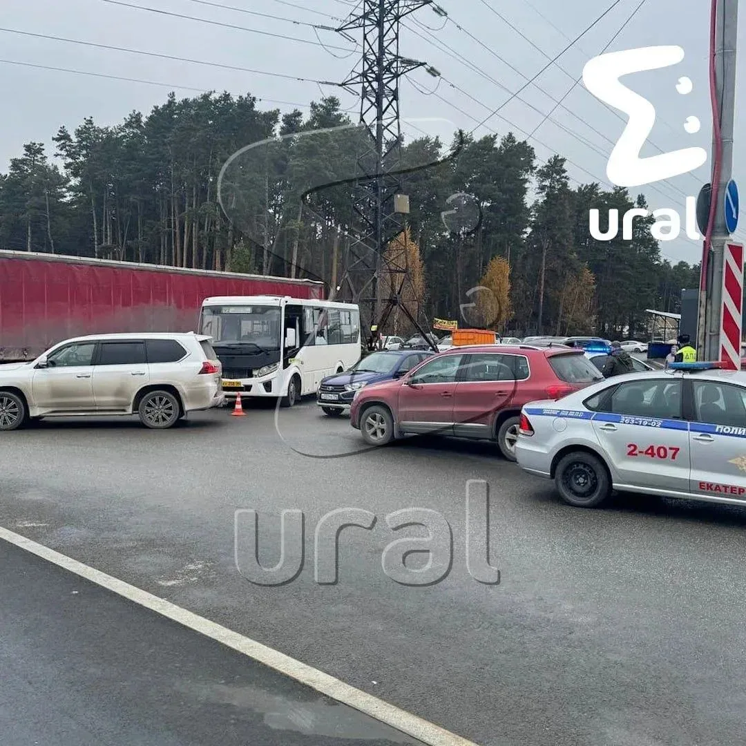 Сегодня утром автобус въехал в фуру на остановке "Контрольная". Сейчас 92-й маршрут сто...