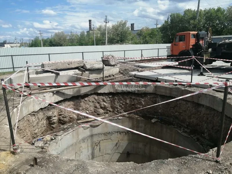 На канализационном коллекторе в Энгельсе ведется  подготовка к переключению коллектора ...