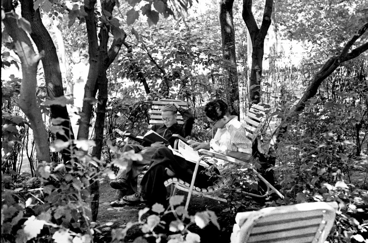 Чтение в Центральном парке культуры и отдыха имени Горького, Москва, 1954 год.