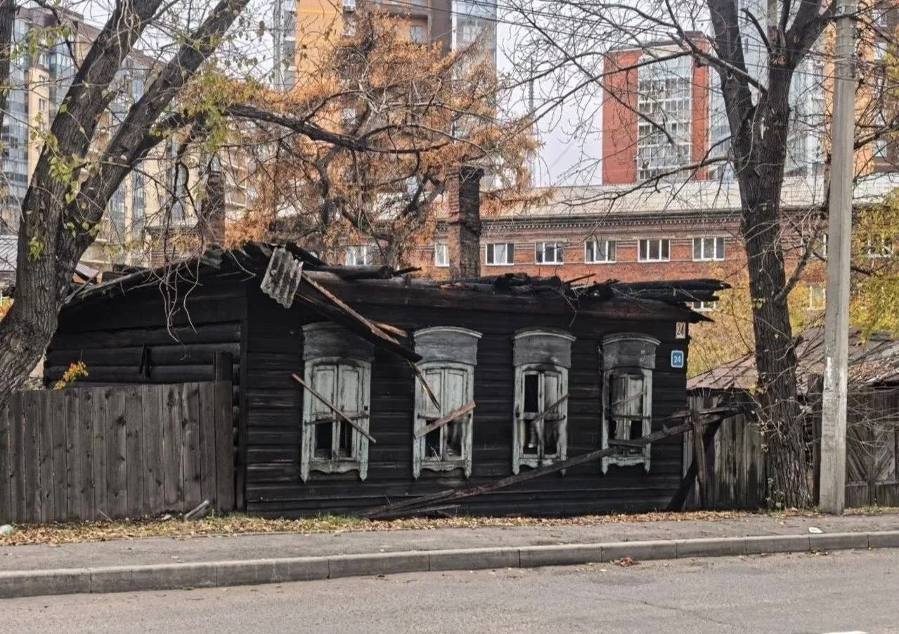 Старый деревянный дом сгорел в центре Иркутска