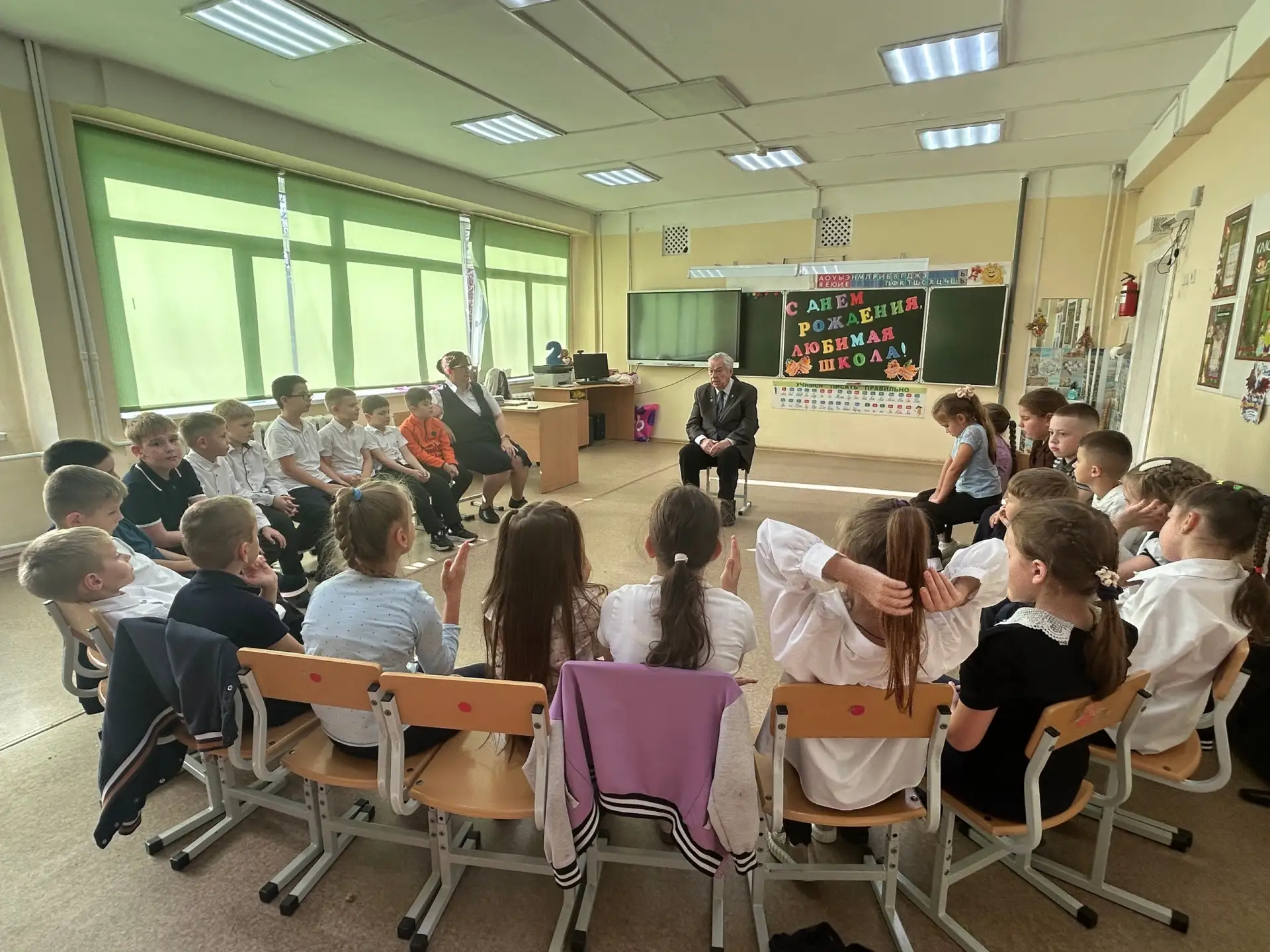 Во 2 «Г» классе школы №1 прошла встреча с выпускником школы, заслуженным работником кул...