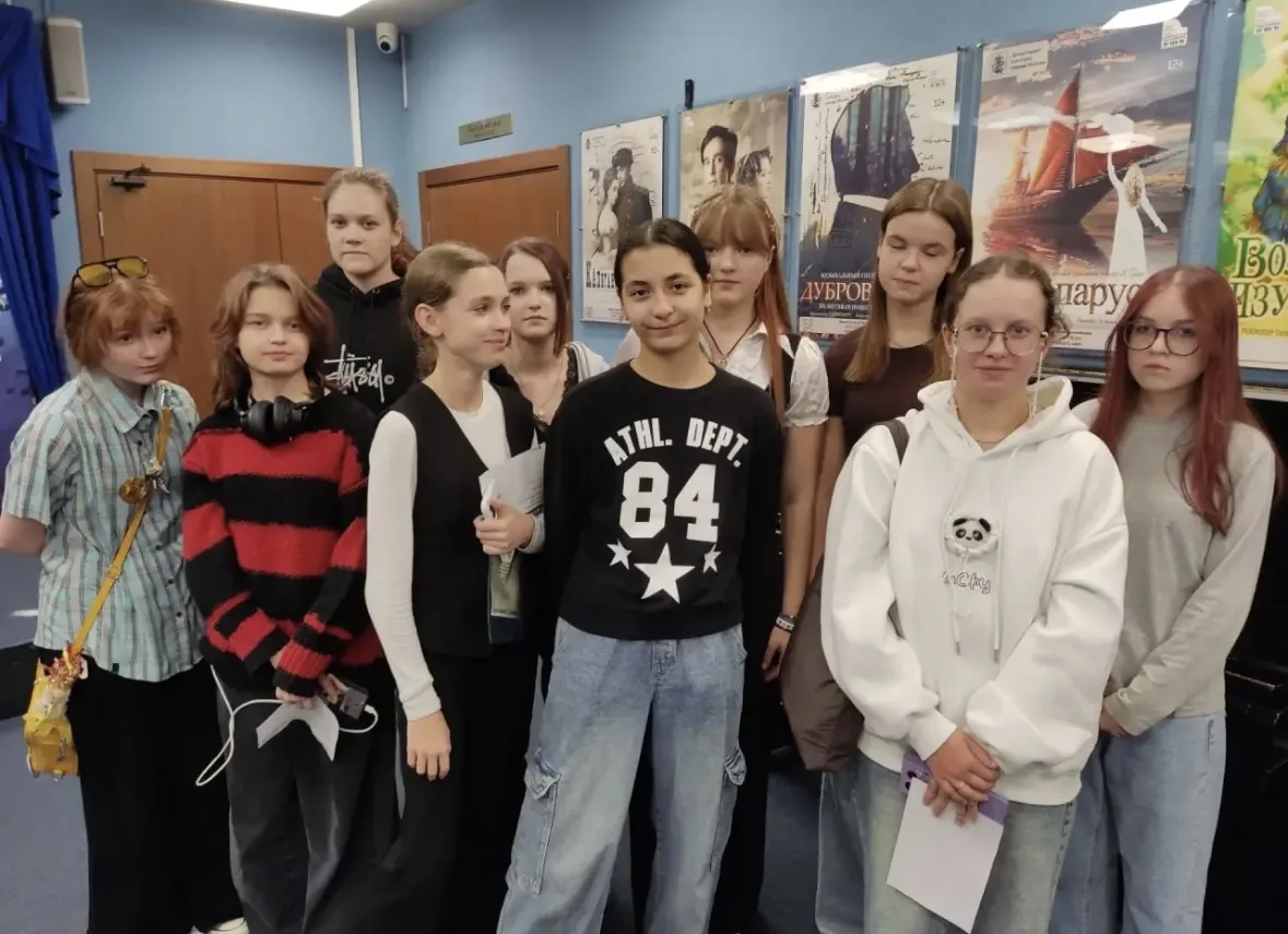🎉 Культурный выход 8 «Б»: «Капитанская дочка» на театральной сцене! 🎉