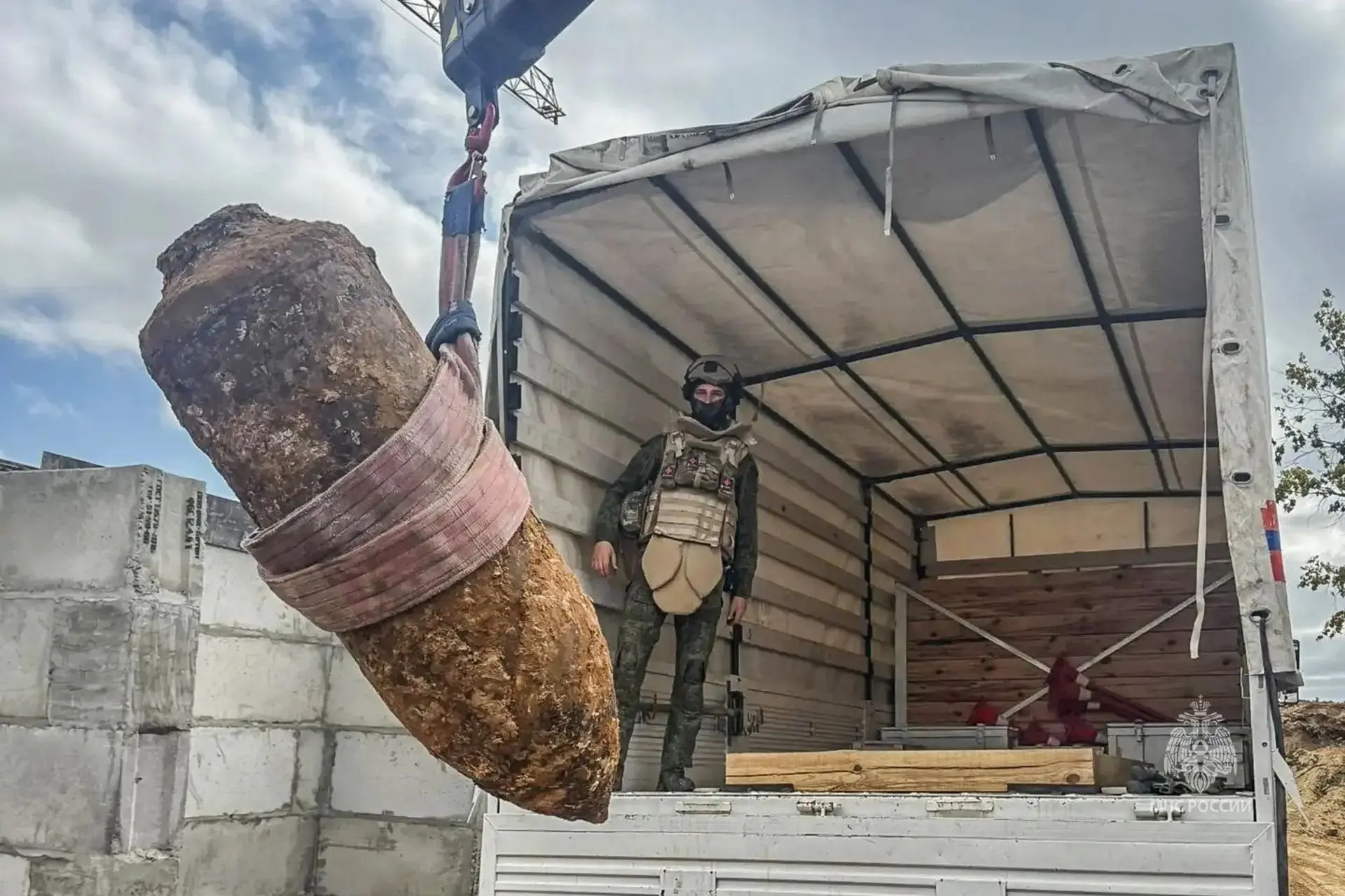 В Дзержинском районе Волгограда сапёры МЧС России ликвидировали опасную находку — авиаб...