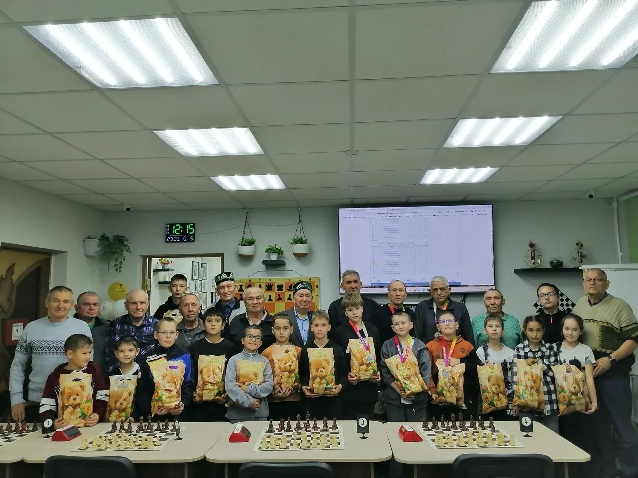 ♟В шахматном клубе состоялся традиционный командный турнир «Ветераны и Детвора». В этом...