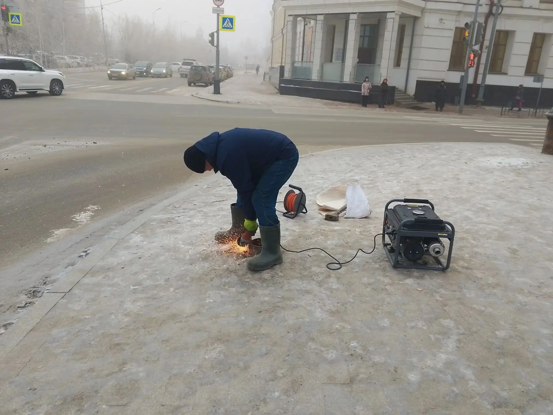 В Октябрьском округе срезают опасный металл, мешающий людям и машинам.