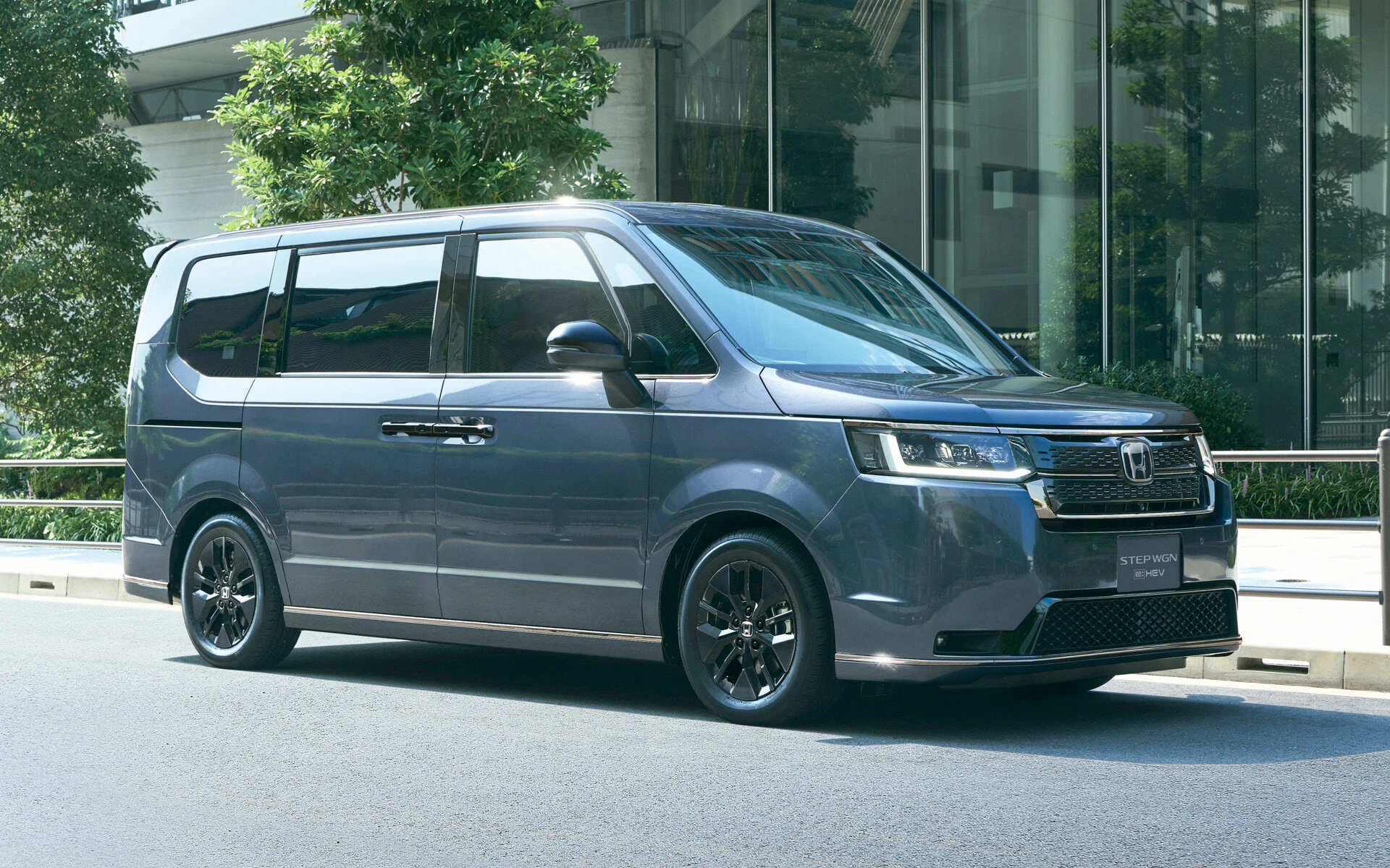 Honda Stepwgn получила спецверсию Black Edition