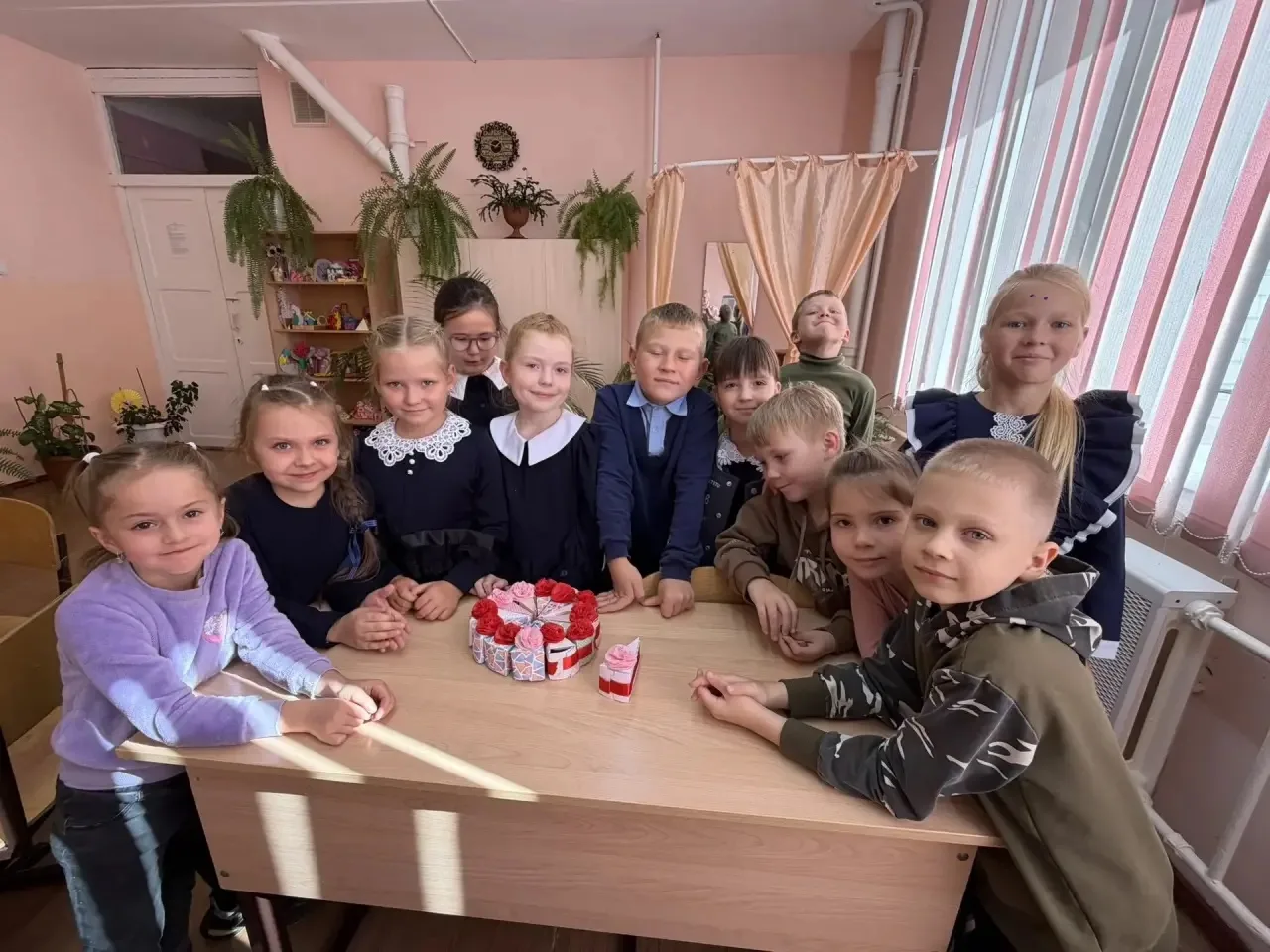 Сегодня на мастерице у Валентины Фёдоровны ребята с большим удовольствием занимались тв...