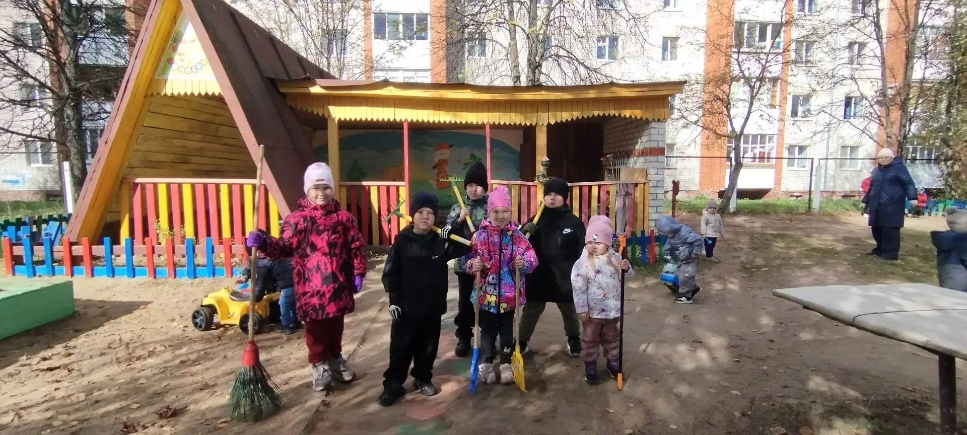 Сегодня на участке младшей группы «Колобок» прошёл настоящий трудовой десант — воспитан...