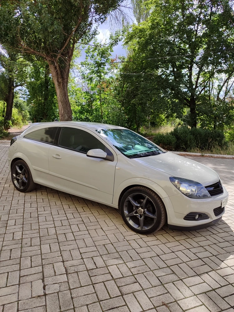 Продам стильную Opel Astra GTC в идеальном состоянии.