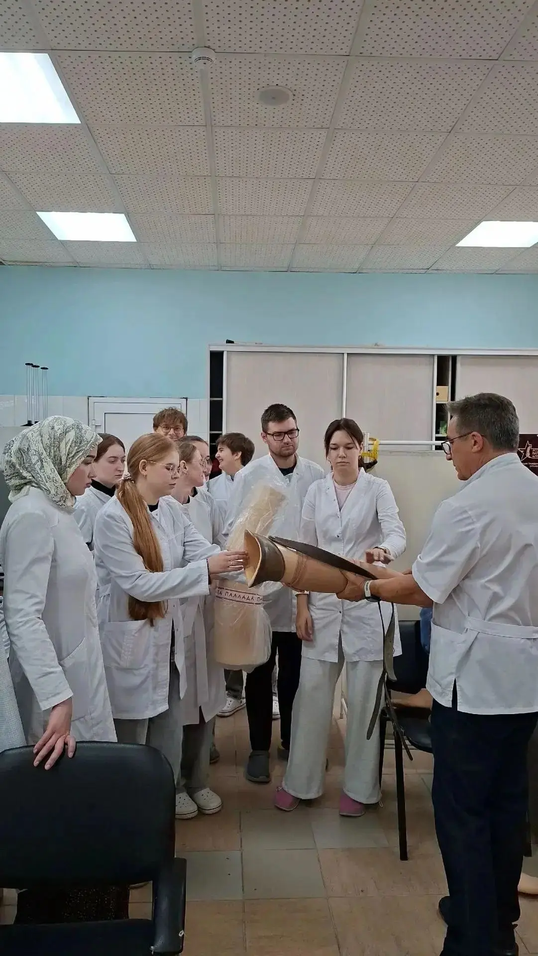 Будущие травматологи-ортопеды АГМУ прошли практику на Барнаульском протезно-ортопедичес...
