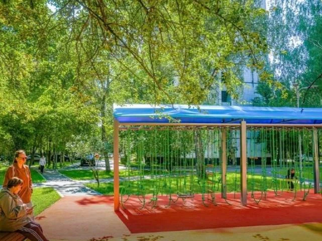 🌿 В Лианозово установили детские площадки с лианами и барабанами