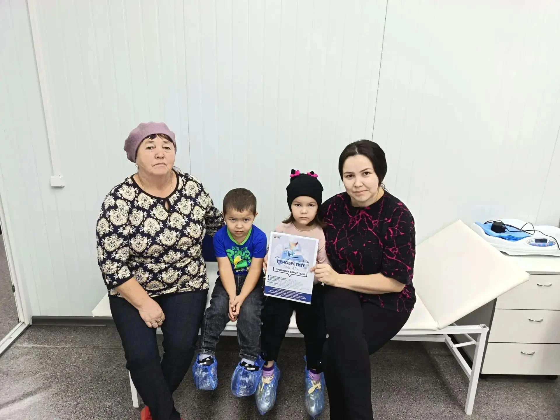 Своевременная иммунизация от дифтерии прошла в Переволоцкой районной больнице. Медицинс...