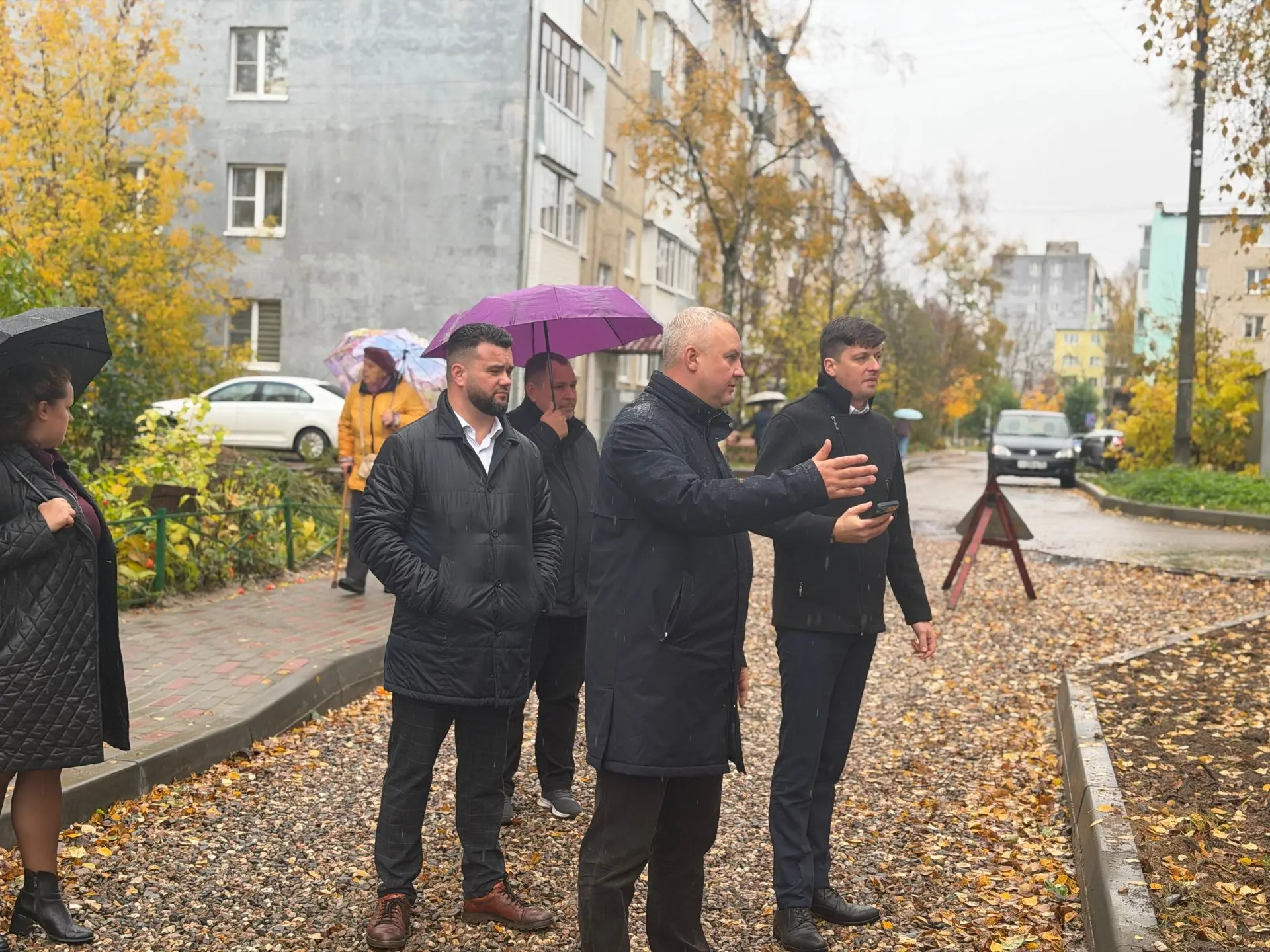 Вчера представители местной Администрации проверили ход работ по благоустройству дворов...