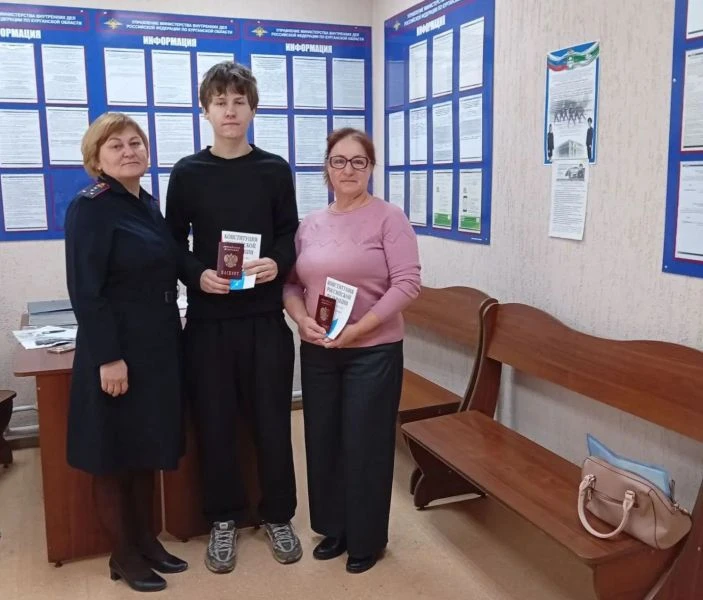 В Притобольном округе троим бывшим жителям Республики Казахстан вручили паспорта гражда...