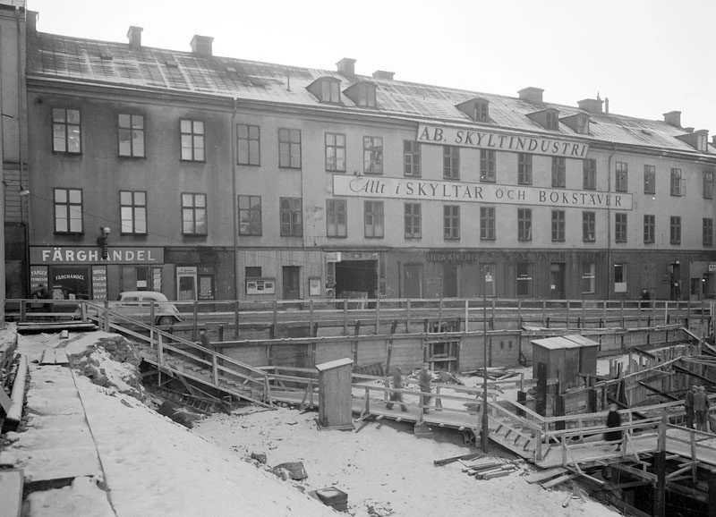 📸 Oxtorgsgatan 5 och Skyltindustri AB vid Oxtorgsgatan 7, kv. Uppvaktarens norra sida