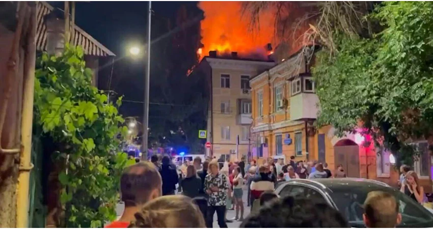 В Ростове-на-Дону после атаки беспилотников повреждены несколько многоквартирных домов ...