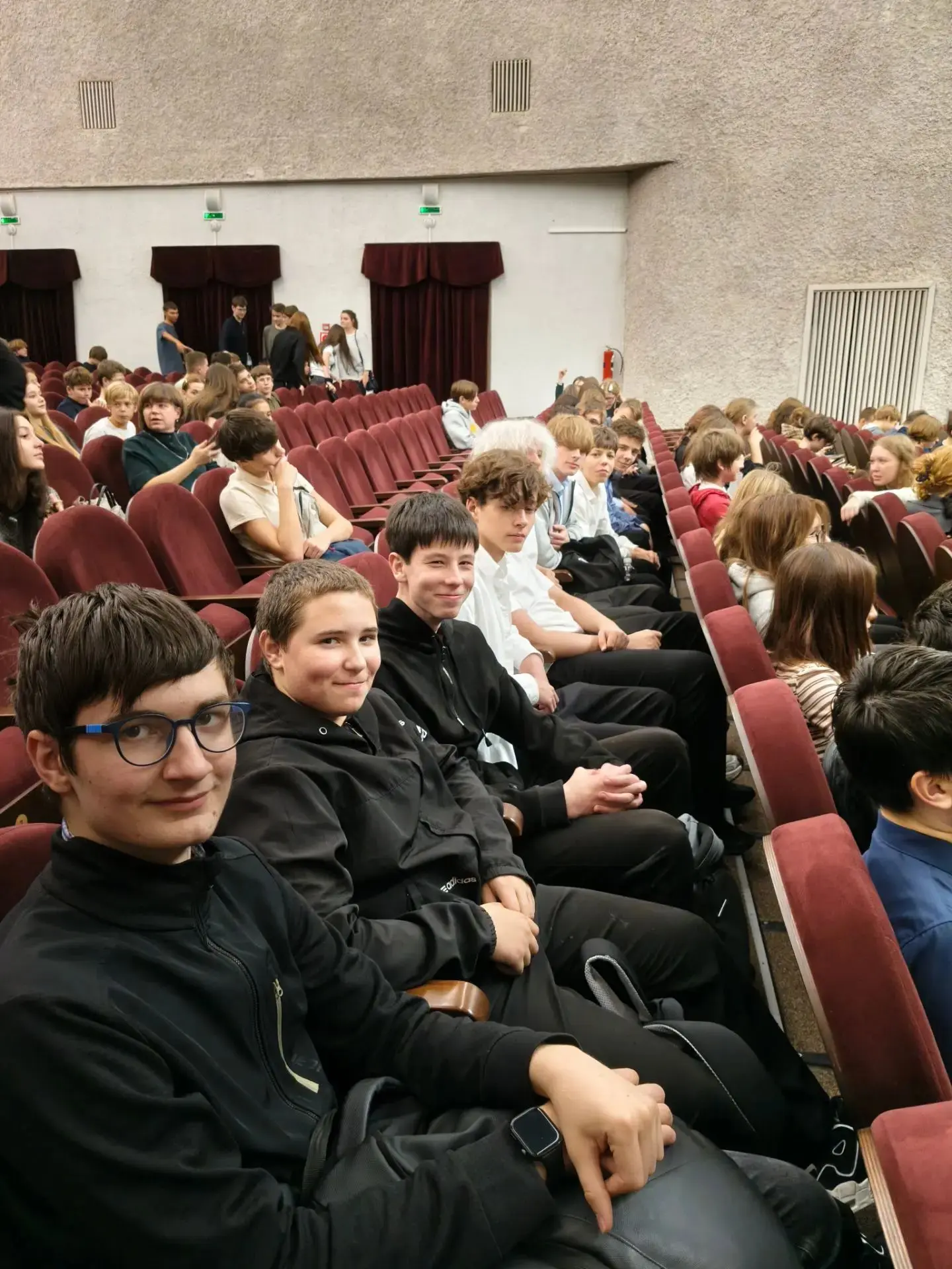 🎭 Театральная среда: классика, которая оживает на сцене!