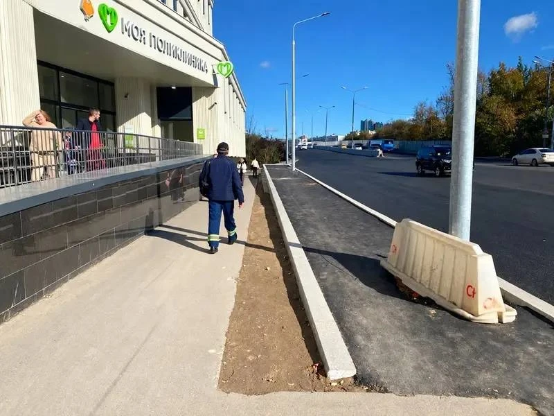 🚶 У Крюковской эстакады тротуар разделили на три части