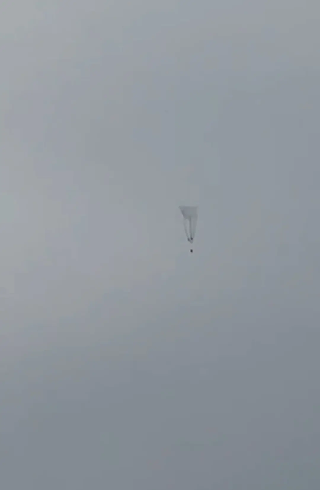 ‼️💣Москвичи делятся фото воздушных шаров с возможными подвешенными взрывными устройств...
