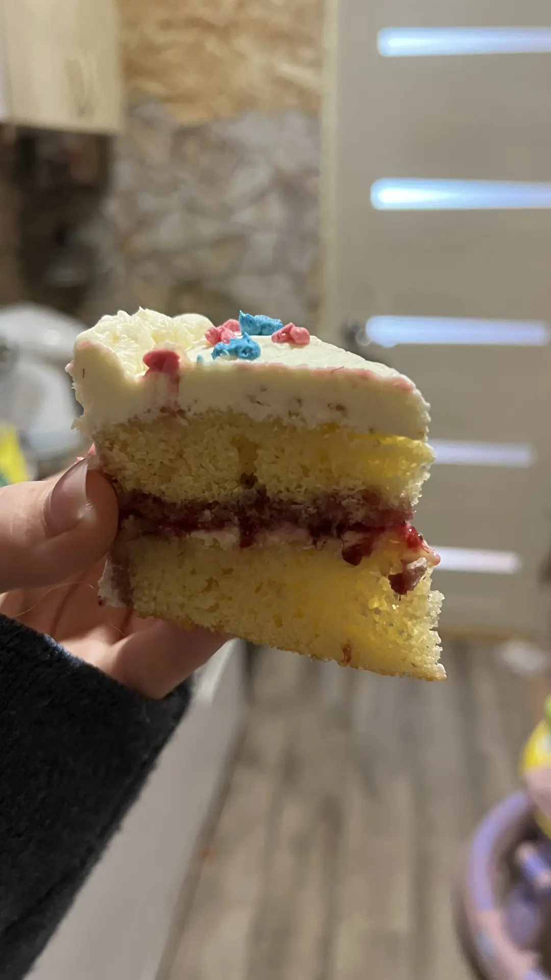 у меня в соседях кондитерская наконец-то открылась 🥳 щас Золотинка поднатаскается на б...