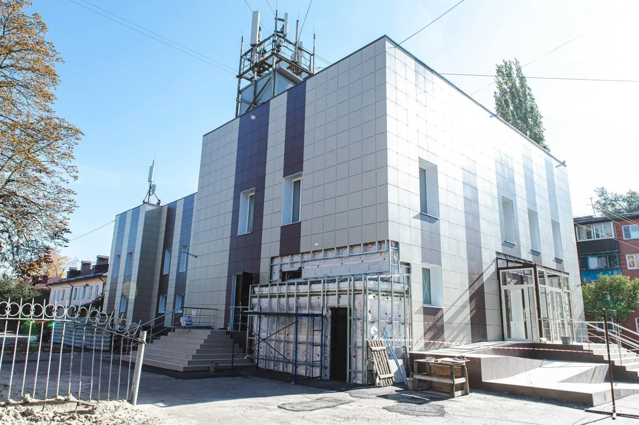 Фасад Центра «Русь» в Курске готов на 94%