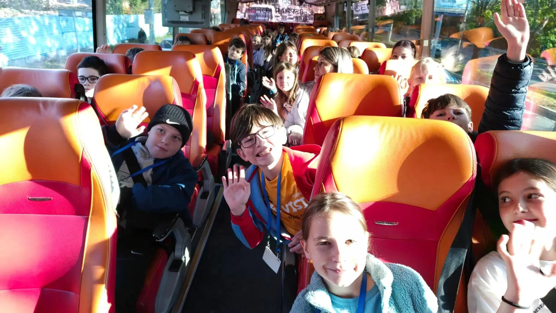 🐯🚌 Большое приключение пятиклассников: от шествия тигров к тайнам Тихого океана!