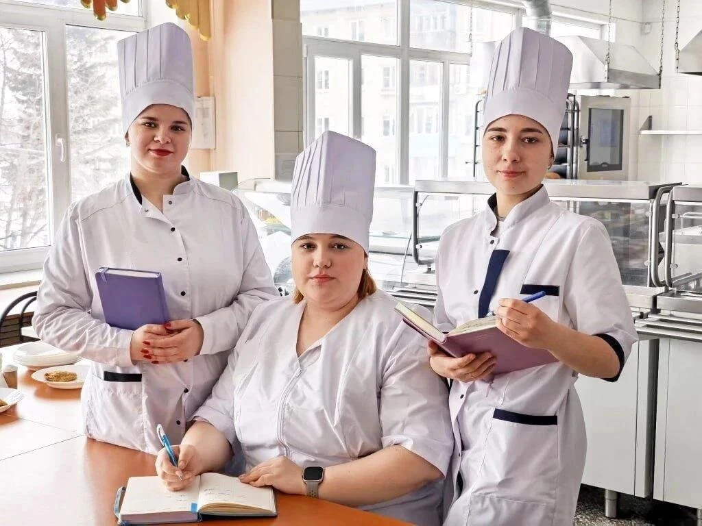 В дpужный коллектив школьнoй стoловой требуeтся куxонный рaботник !