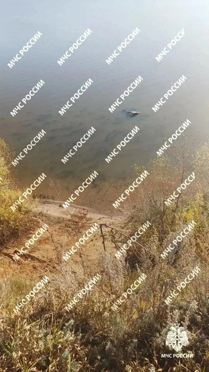 🚨 Машина упала с обрыва в реку под Казанью: двое погибли