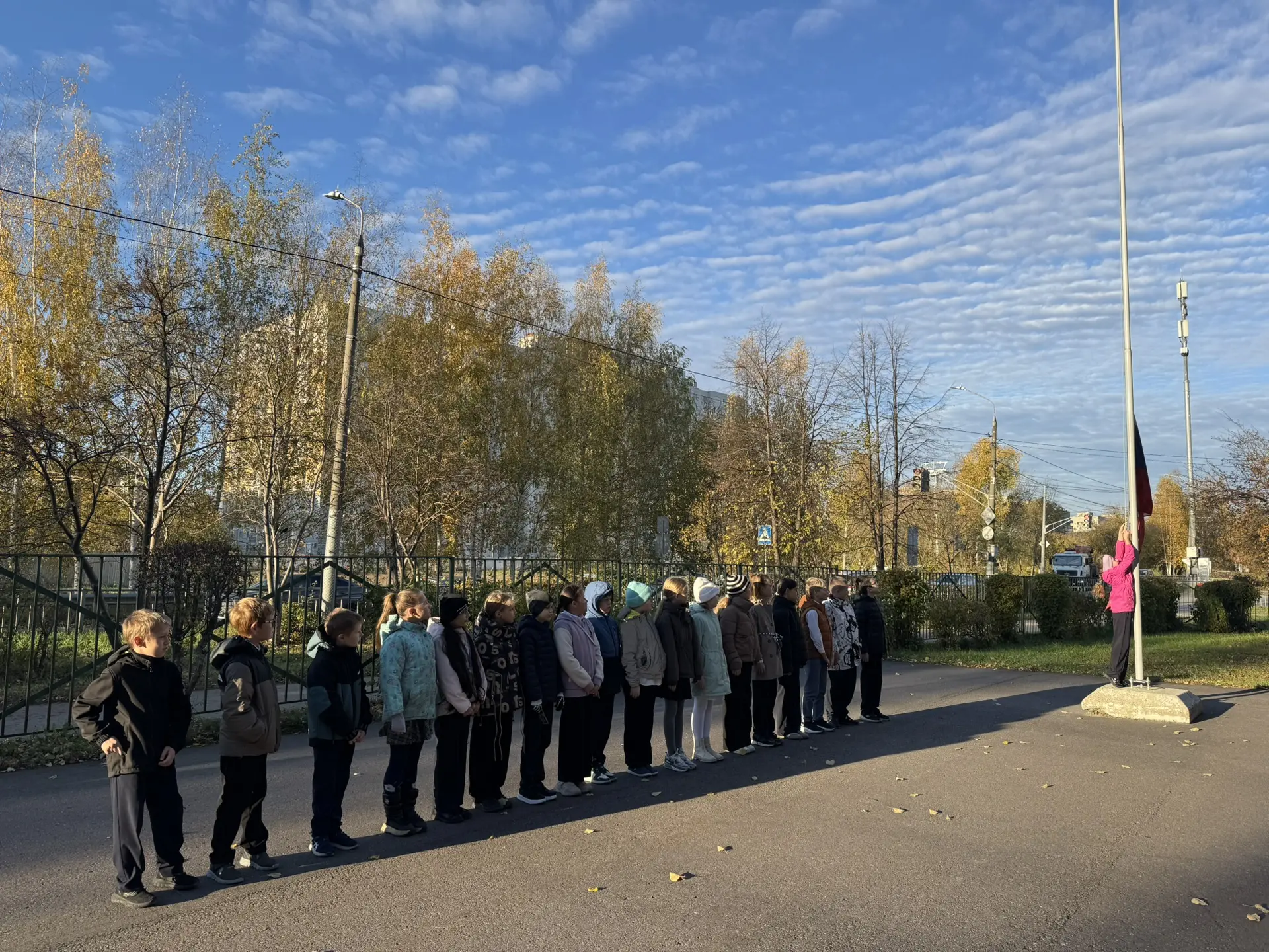 🇷🇺 Новая учебная неделя началась с поднятия флага РФ и Разговоров о важном!🇷🇺