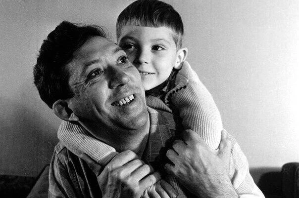 Юрий Никулин с сыном Максимом, 1962 год.
