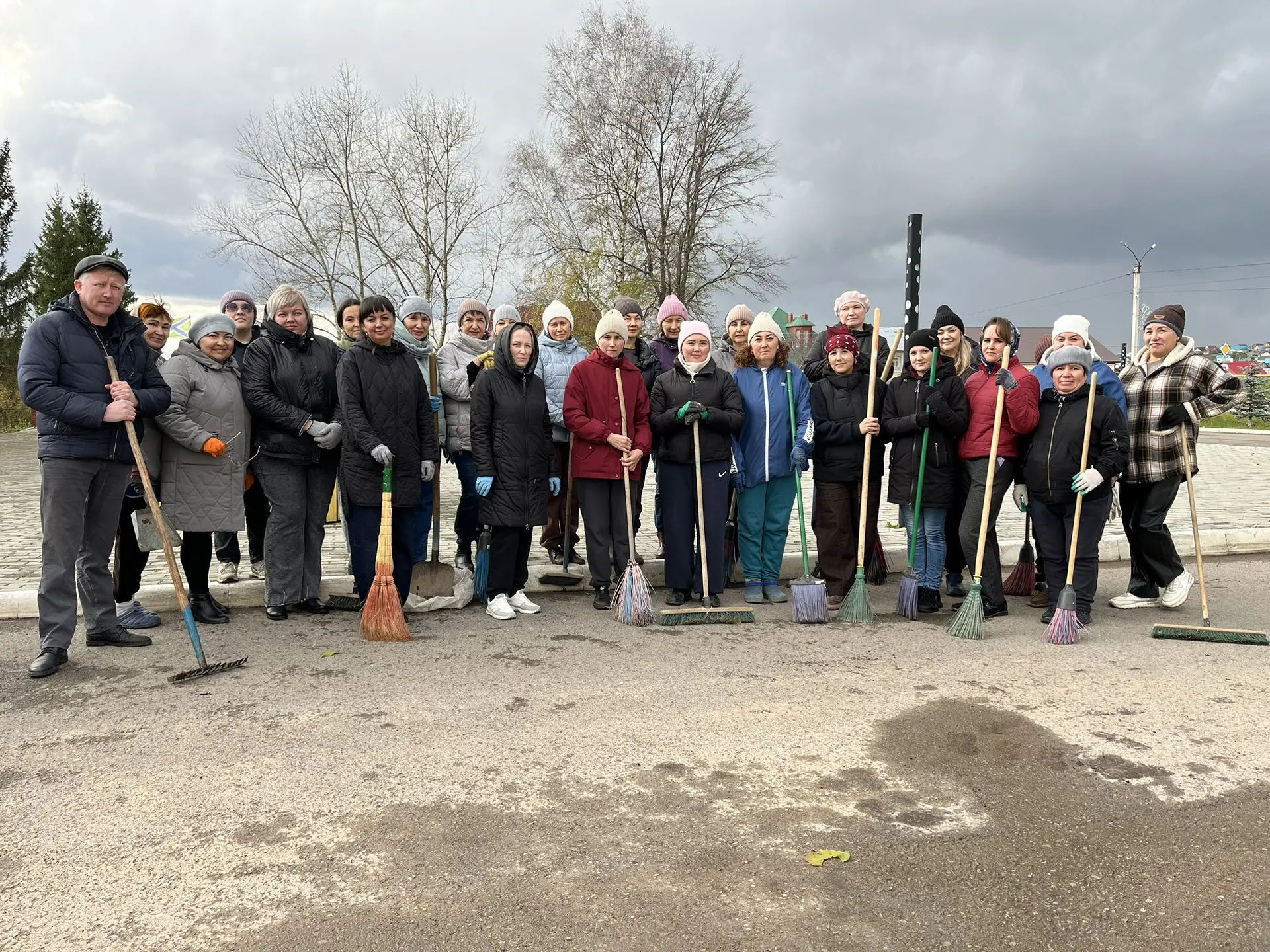🍂 В Аскинском районе продолжаются осенние субботники.