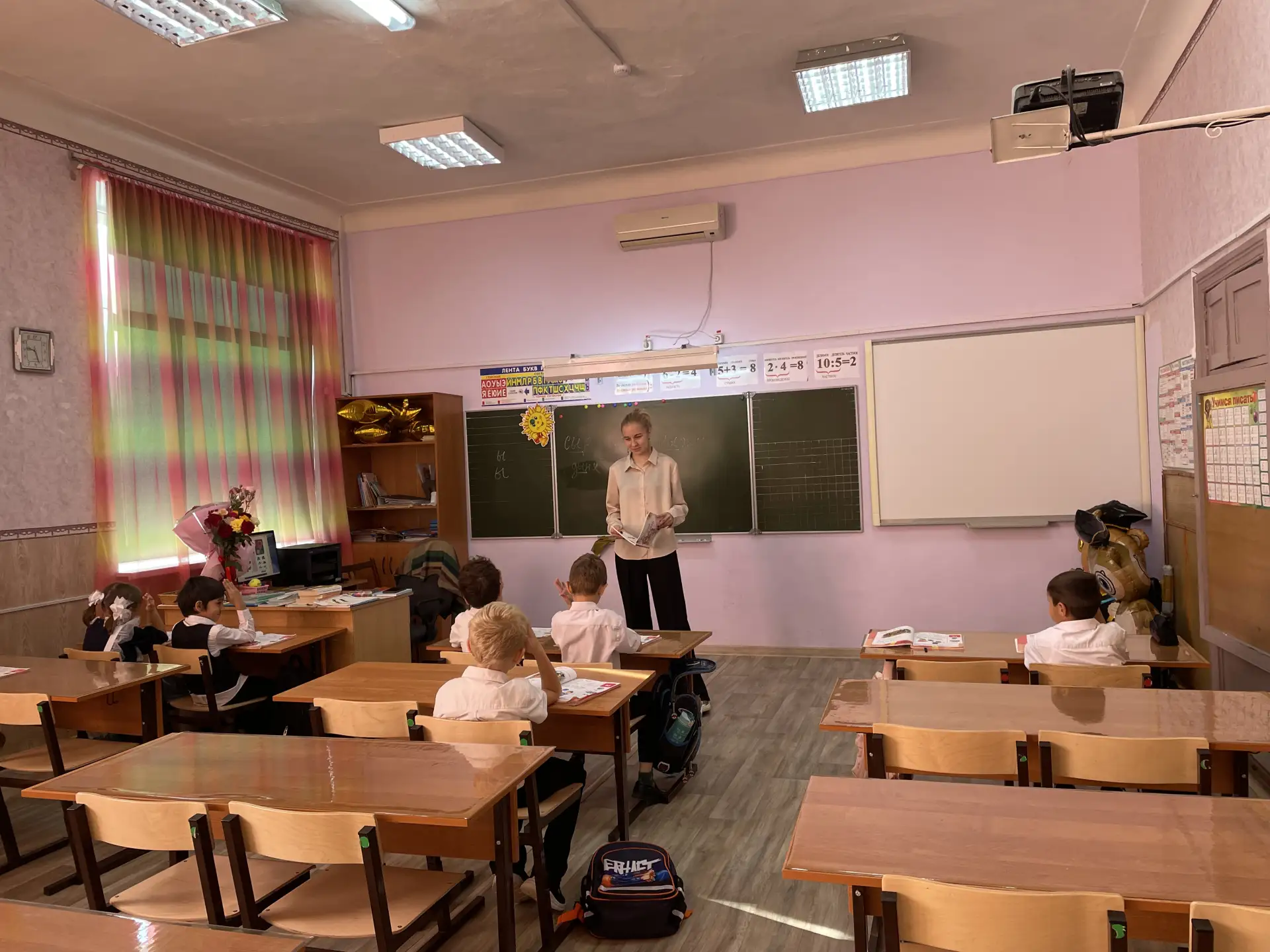 Сегодня в нашей школе всё наоборот! 🔄📚