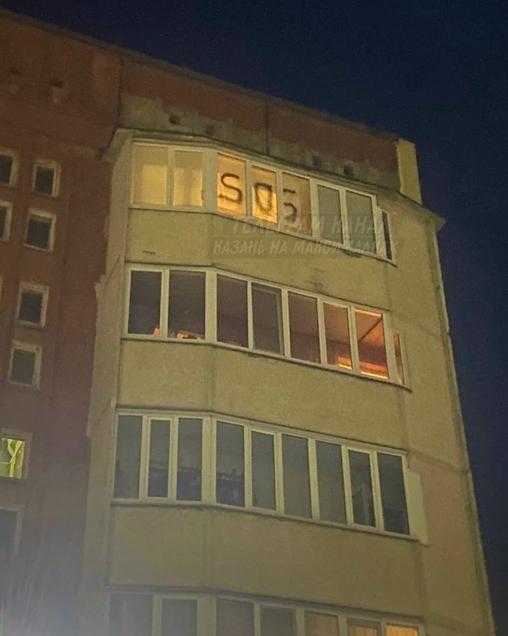 😳 На балконе многоэтажки на проспекте Победы 26 появилась крупная надпись SOS — жители...