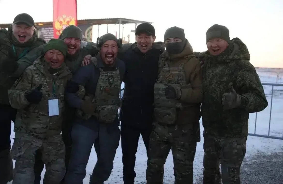 Айсен Николаев радуется победе якутской команды на турнире по армейской высокоточной ст...
