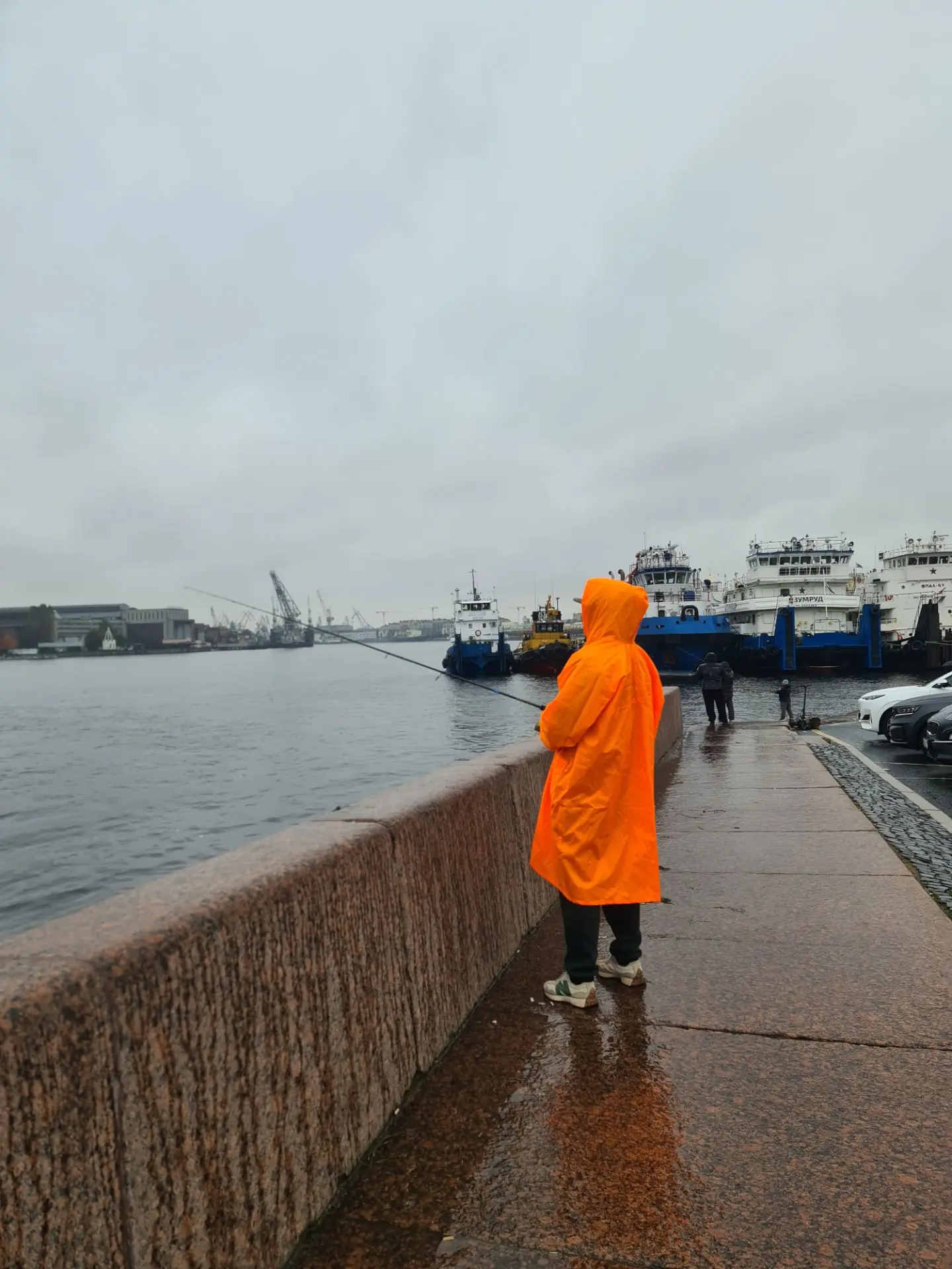 Классическая осенняя погода в городе на Неве. Но рыбалку дождик не отменял.