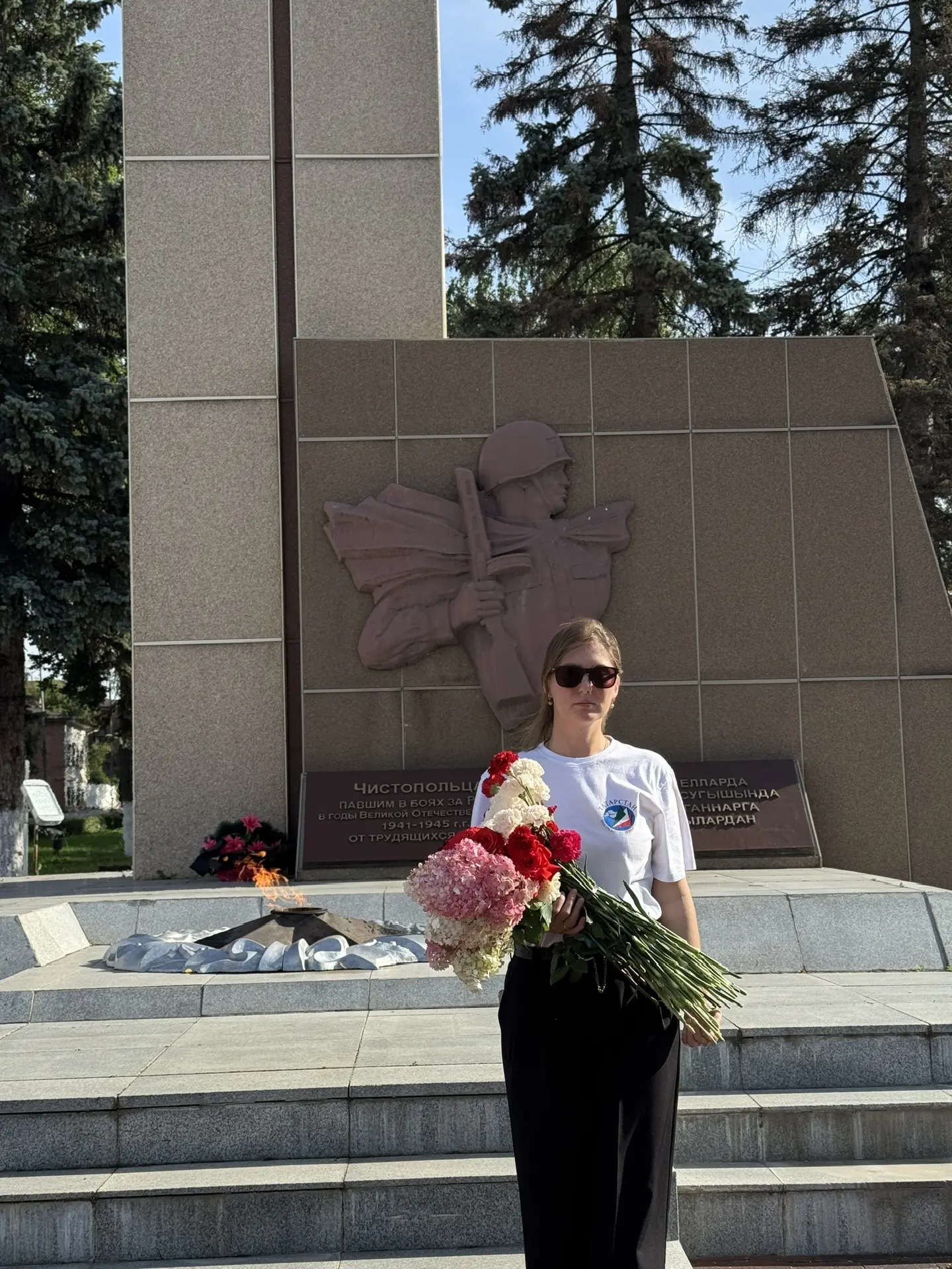 Цветы памяти — к Вечному огню