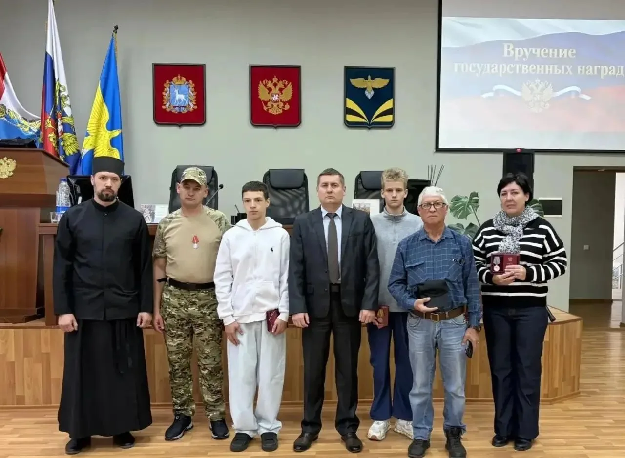 В Администрации Безенчукского района семьям погибших бойцов и участникам СВО вручили го...