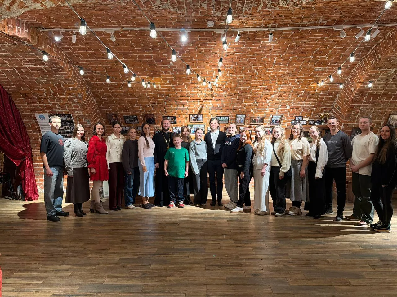 📷 Православная молодёжь Казани с руководителем епархиального молодёжного отдела отцом ...