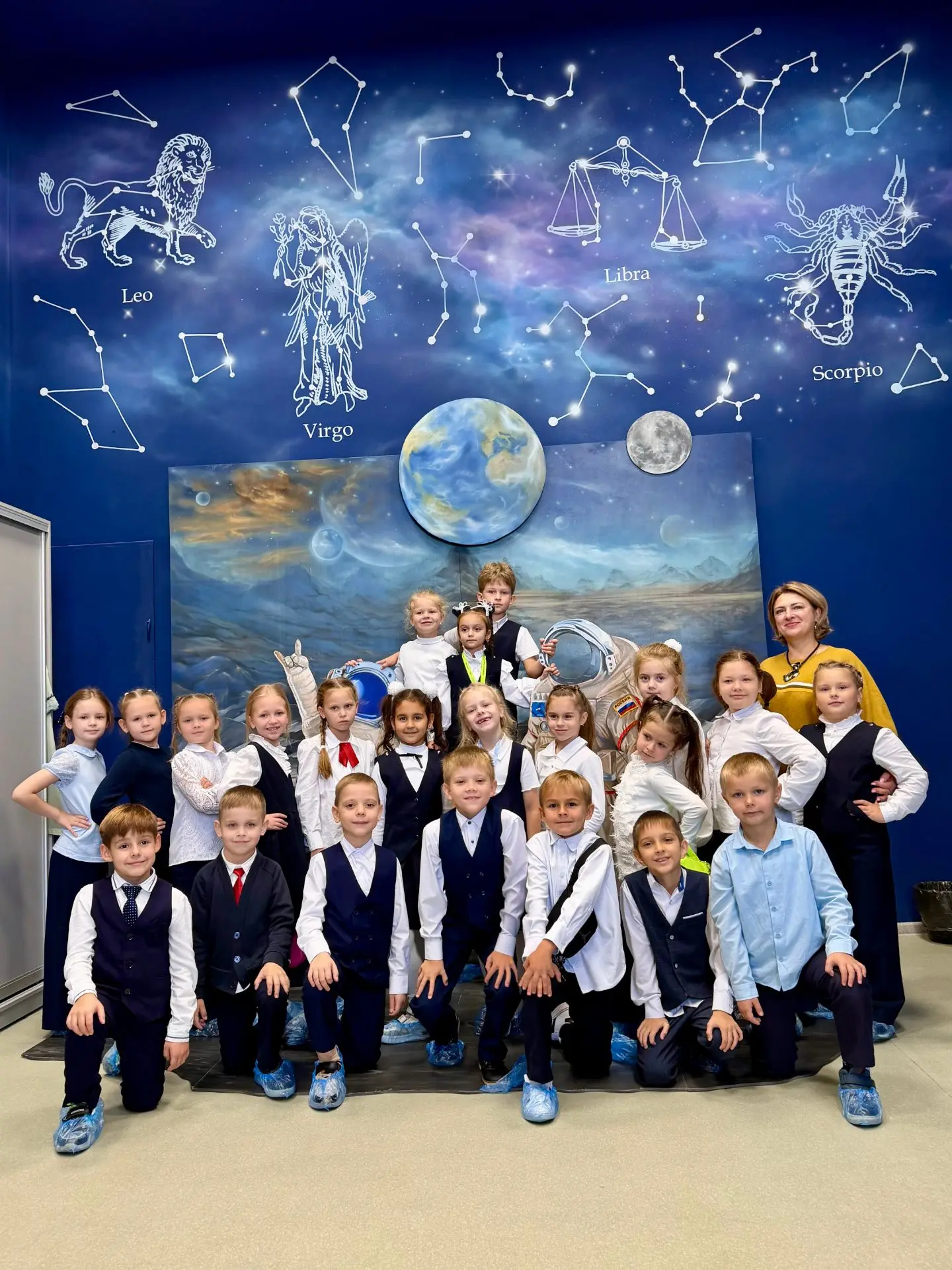 Учащиеся 1 «Б» класса посетили Курский планетарий на Всемирной неделе космоса.🪐